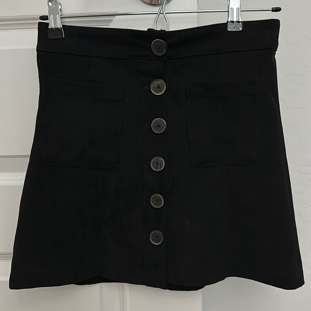 Black zara skirt with buttons and front pockets
